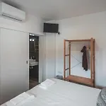 Paredes Surf House ホステル パタイアス