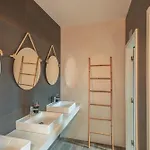 Paredes Surf House パタイアス